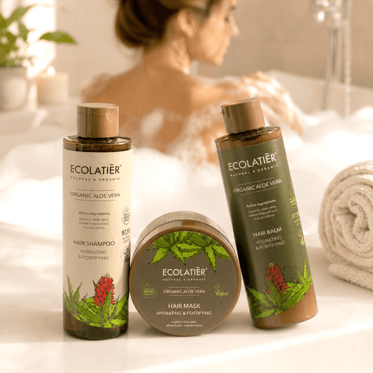 Ritual Capilar Esencial Nativva — champú, mascarilla y bálsamo aloe vera ecológico Ecolatier en el baño
