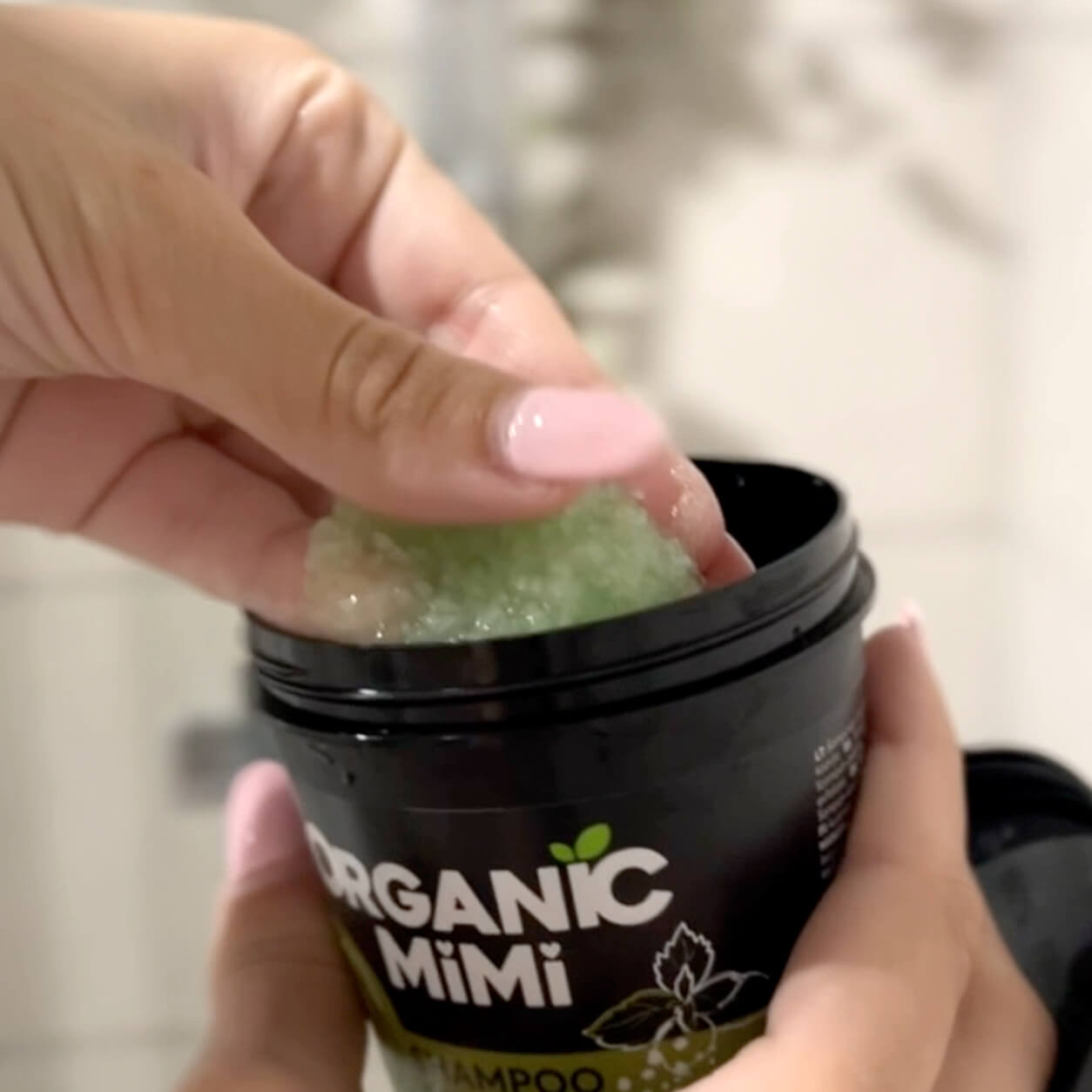 Champú exfoliante sal marina y menta Organic Mimi — textura granulada para cuero cabelludo graso