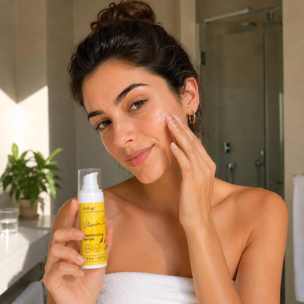 Mujer aplicándose el sérum Vitamina C de Kilig en el baño, piel luminosa y natural, Ritual Facial Vitamina C Nativva